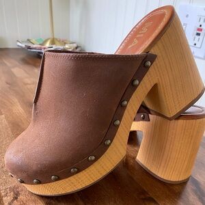 MIA size 8 1/2 clogs